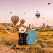 coppia che ammira le mongolfiere della Cappadocia