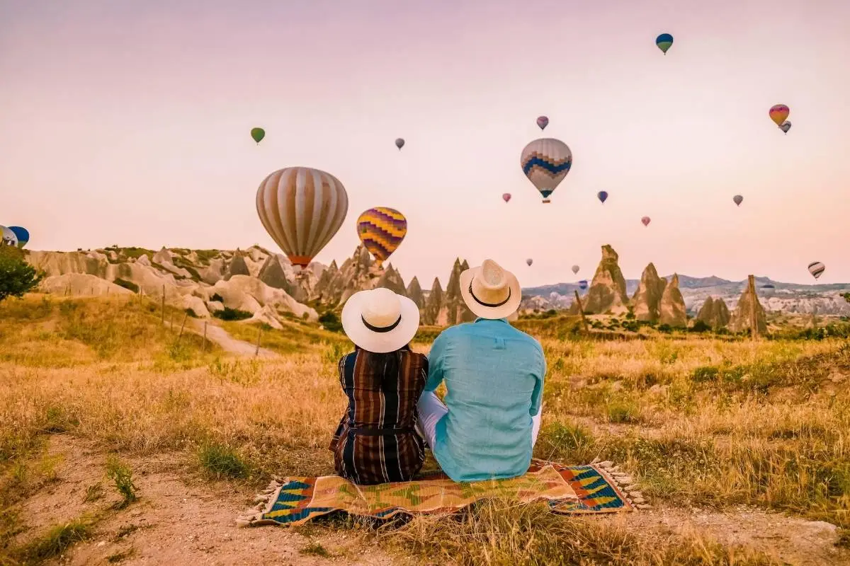 coppia che ammira le mongolfiere della Cappadocia